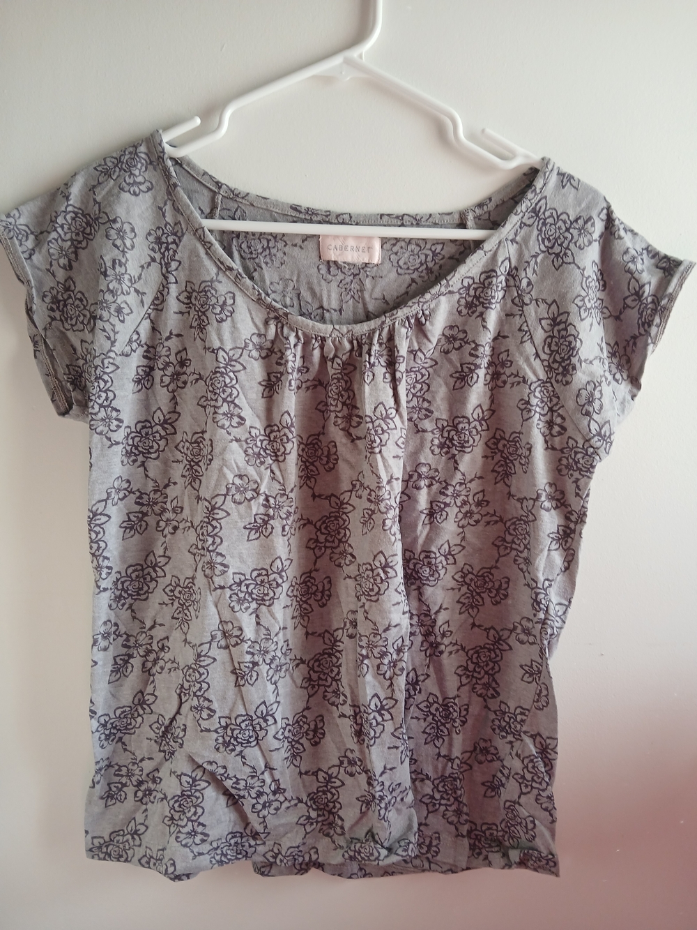 Cabernet Gray Floral Scoop-Neck Short Sleeve Tee